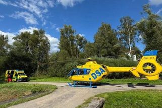 Srážka na jihu Čech. Mladý motorkář předjížděl auto s karavanem, to začalo odbočovat - Novinky